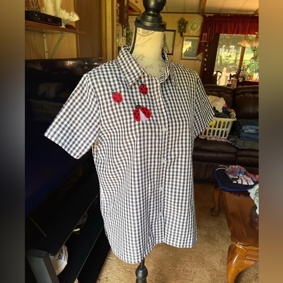 🐞Woman’s vintage checkered print with ladybug 🐞 patches button down blouse.🐞 - Picture 9 of 16
